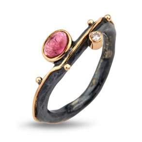 By Birdie Louise ring i oxyderet slv med 14kt og lyserd tourmalin