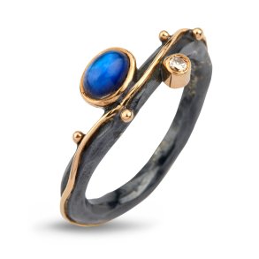 By Birdie Louise ring i oxyderet slv med 14kt og rainbow mnesten