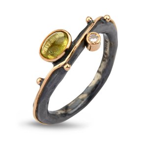 By Birdie Louise ring i oxyderet slv med 14kt og peridot
